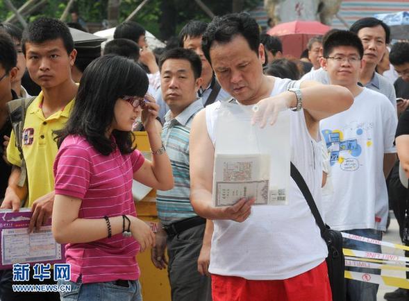 清华首批新生 网络红人“奶茶妹妹”受追捧