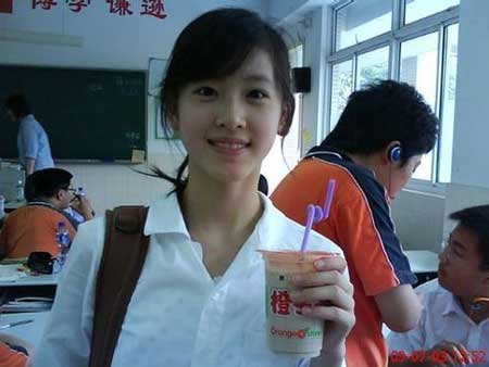 清华首批新生 网络红人“奶茶妹妹”受追捧