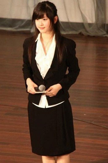 清华首批新生 网络红人“奶茶妹妹”受追捧