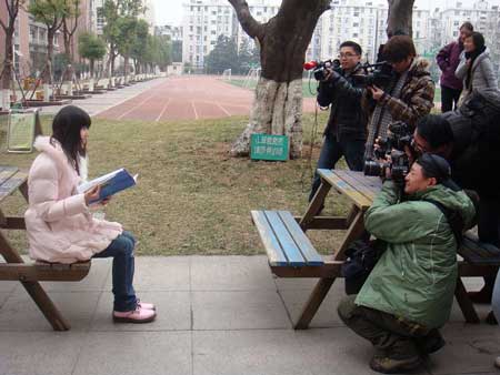 清华首批新生 网络红人“奶茶妹妹”受追捧