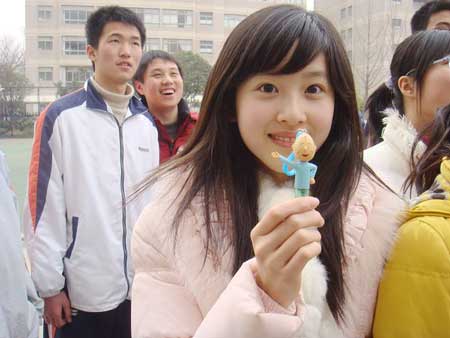清华首批新生 网络红人“奶茶妹妹”受追捧