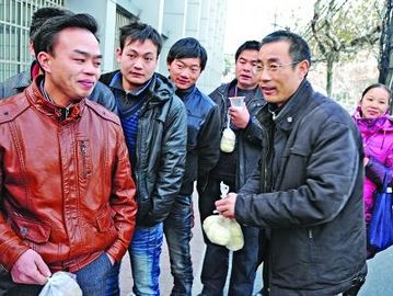 男子自掏万元每天为排队买票陌生人送早餐(图)