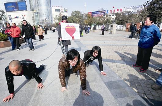美女行为艺术用狗链牵3男子爬行表达反抗男权(图)