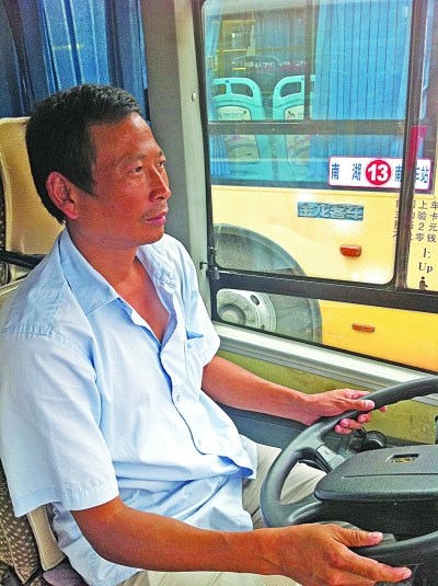 孕妇乘公交无人让座 司机喊话称没人让我让
