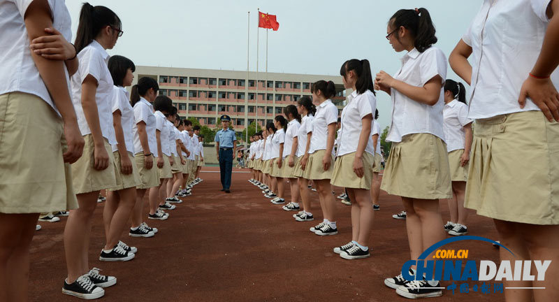 湖北：高校军训 短裙裤受新生亲睐