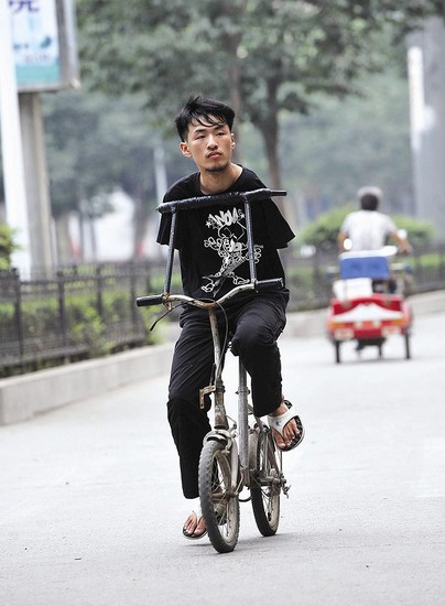 高校“无臂哥”成励志哥 游泳自行车样样拿手