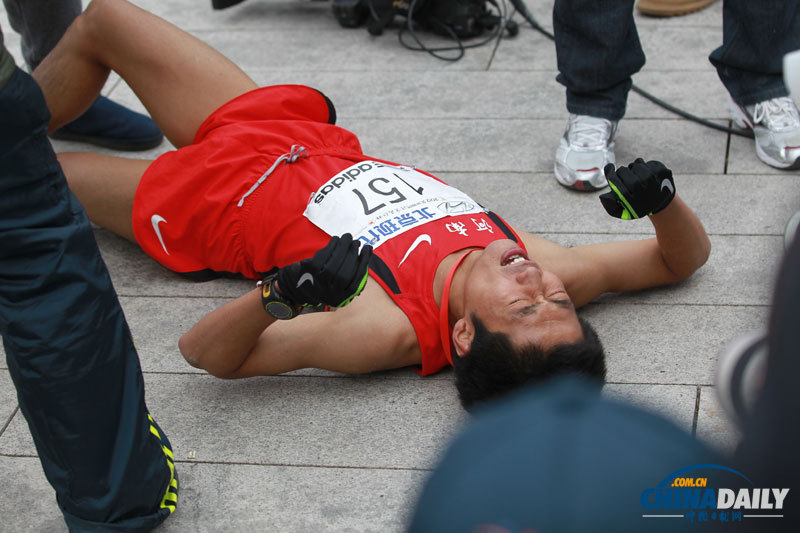 现场直击北京马拉松 中国“眼镜侠”连续21次摘冠