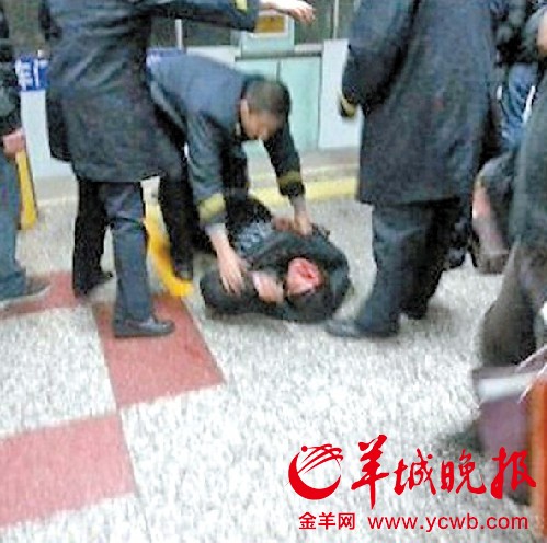 北京乘客晕厥掉下地铁站台 数百人高喊“停车”救人