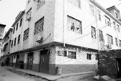 男子化妆成“师爷”自称年龄300岁 女子失财失身