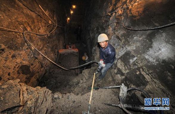 地下28米的地铁施工现场：城市新路从这里铺就