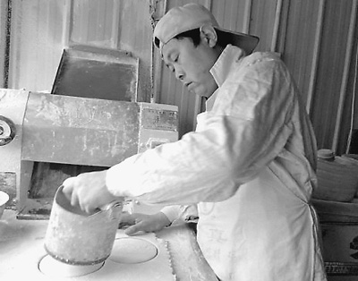 “饼哥”心系灾区 17钟头不眠抢烙2000张饼