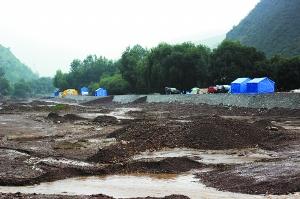 甘肃岷县震后降大雨灾区断路 灾民需要更多帐篷