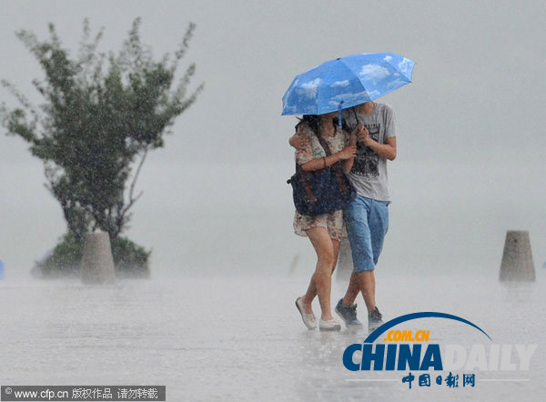 南京：3枚增雨火箭弹打下一场及时雨 全城瞬间“清凉”