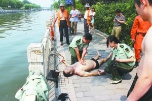 59岁男子为救爱犬堕护城河 不幸溺水身亡(图)