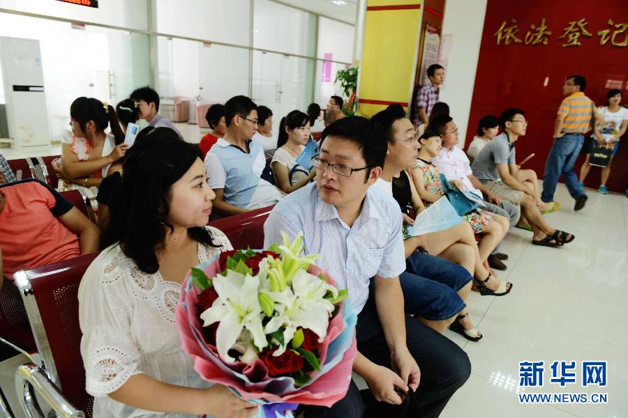 “七夕”节迎结婚登记潮