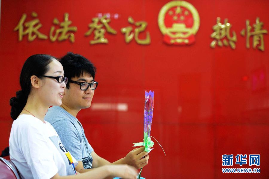 “七夕”节迎结婚登记潮