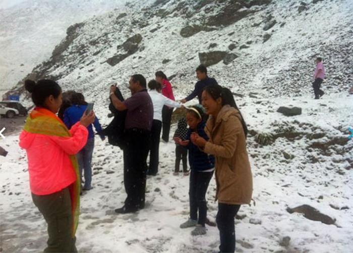 新疆八月飞雪打雪仗 内地高温区网友羡慕不已