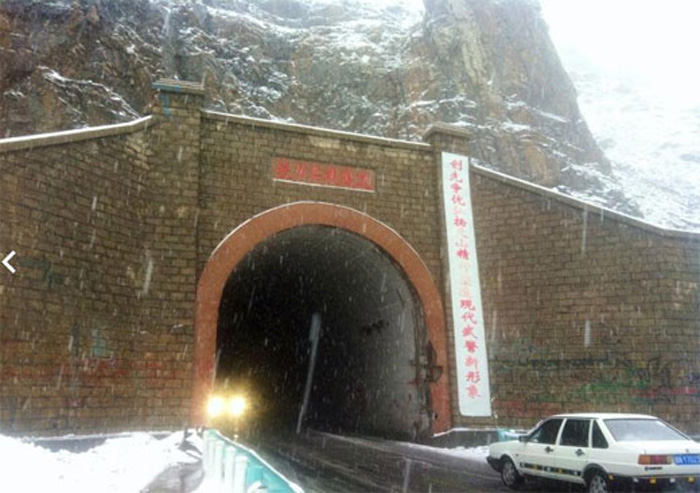 新疆八月飞雪打雪仗 内地高温区网友羡慕不已