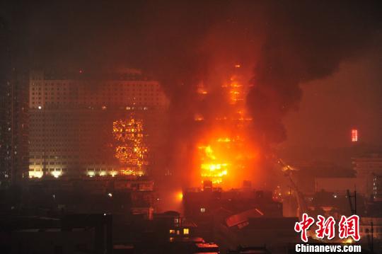 广州25层烂尾楼大火