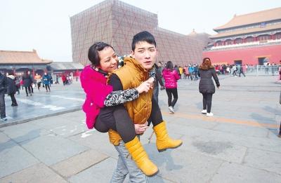 郑州90后患癌女孩抵京看病 老公背其逛天安门(图)