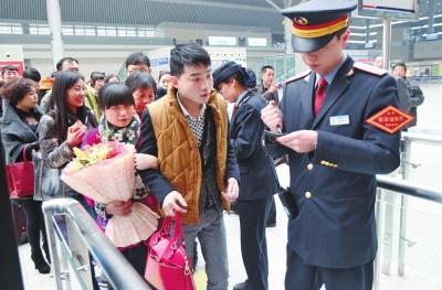 郑州90后患癌女孩抵京看病 老公背其逛天安门(图)
