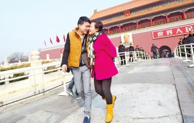 郑州90后患癌女孩抵京看病 老公背其逛天安门(图)