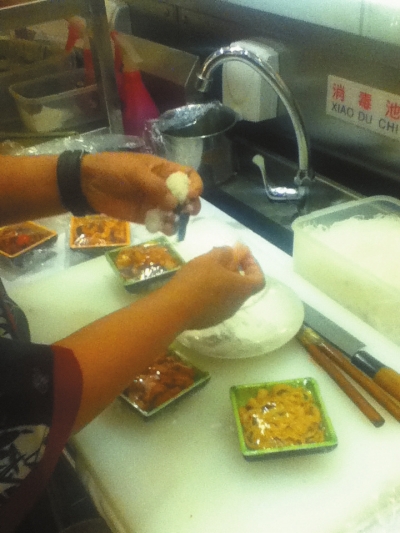 记者卧底暗访禾绿回转 十种食材过期仍用