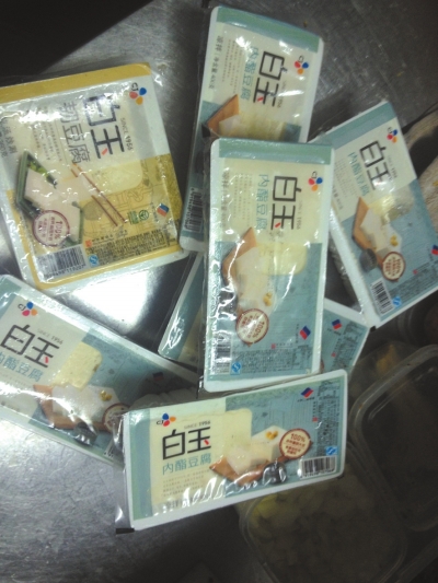 记者卧底暗访禾绿回转 十种食材过期仍用