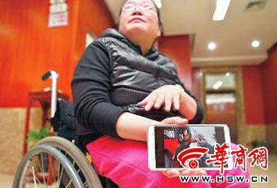 女子坐轮椅乘公交 遭到司机拒绝与路人指责(图)