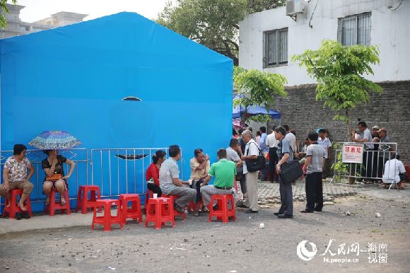 中央巡视组海南接访点 群众排队来访[组图]