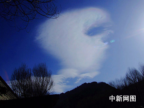 组图：山西五台山出现五彩云