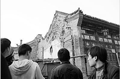 平遥古城停工两年古建工地墙体突然塌落