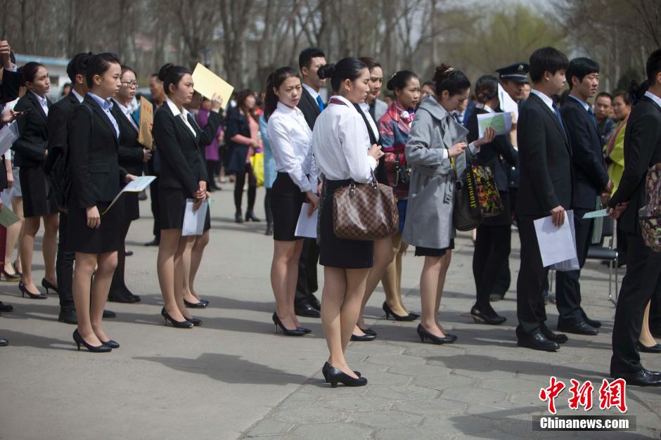 东航在山西招聘空乘 美女帅哥云集