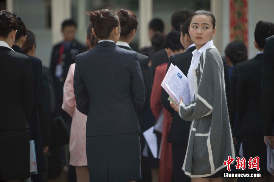 东航在山西招聘空乘 美女帅哥云集