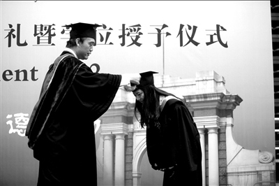 清华校长毕业讲话舌尖体 蒋方舟谢清华矫正思想