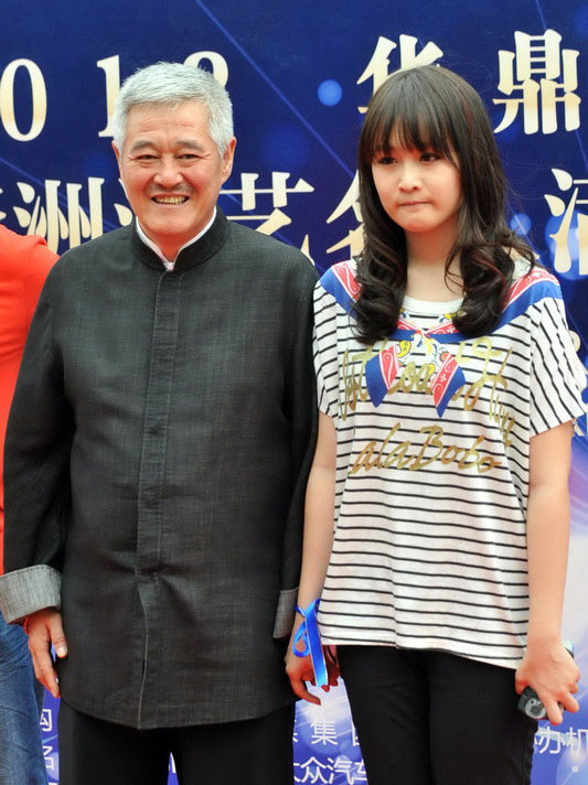 众星出席华鼎奖红毯 赵本山首次携15岁女儿走红毯