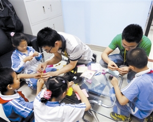 低年级学生单独回家或违法 四年级以下学生须上下学交接