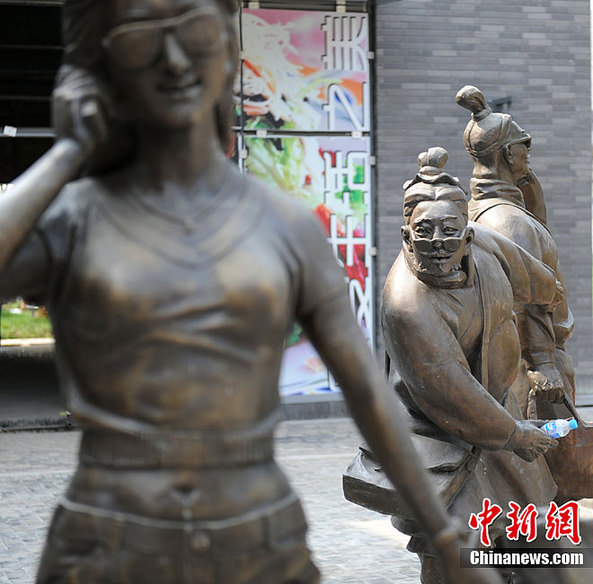 最潮兵马俑亮相西安：骑机车瞅美女