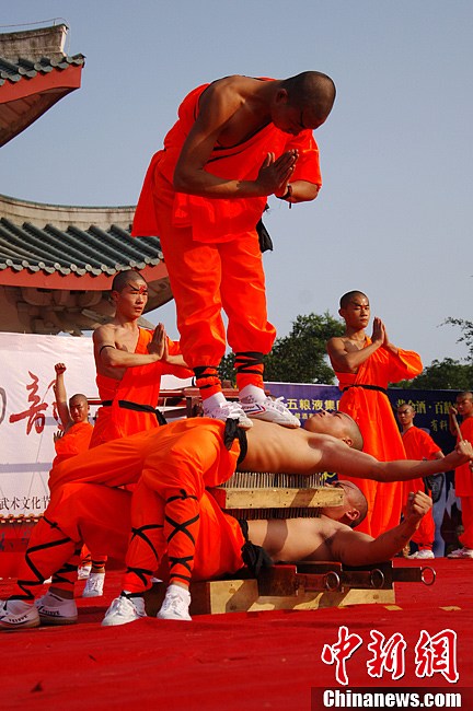 第四届中国(莆田)南少林武术文化节上演头上碎砖头