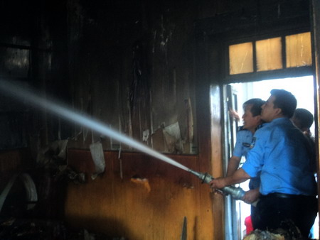 新疆鄯善：民房着火 民警迅速扑救