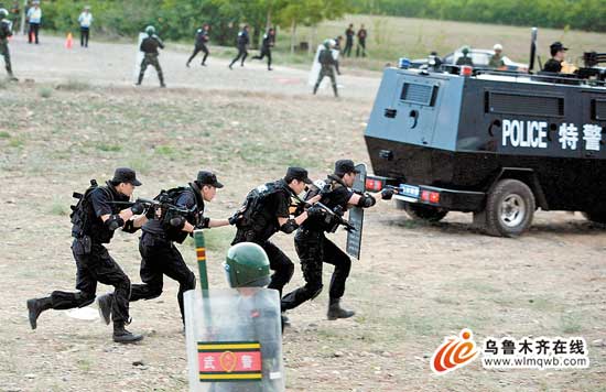 乌市警方举行大规模处突实战演练