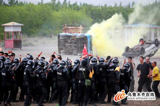 乌市警方举行大规模处突实战演练