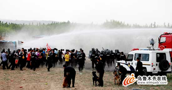 乌市警方举行大规模处突实战演练