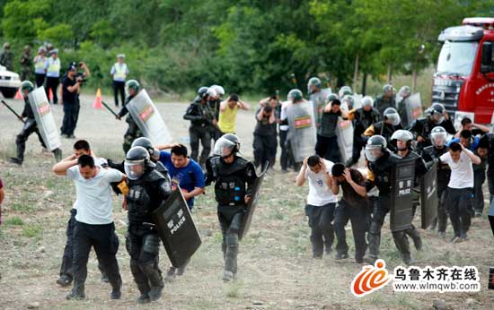 乌市警方举行大规模处突实战演练