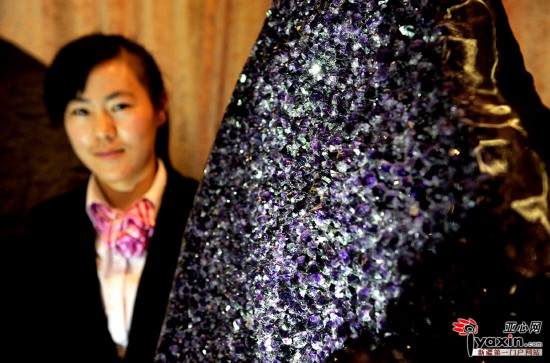 乌鲁木齐现世界罕见3吨重紫水晶 里面可躺入一人