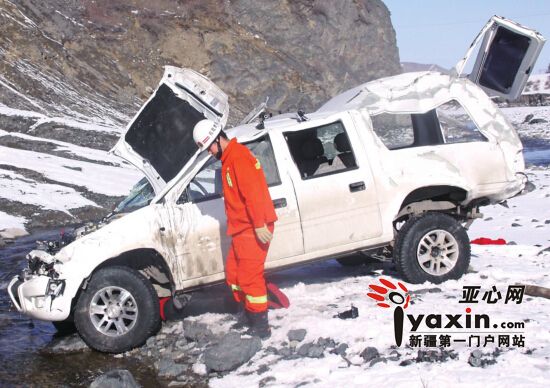新疆一越野车翻入后峡50米深沟 车内两人一死一伤
