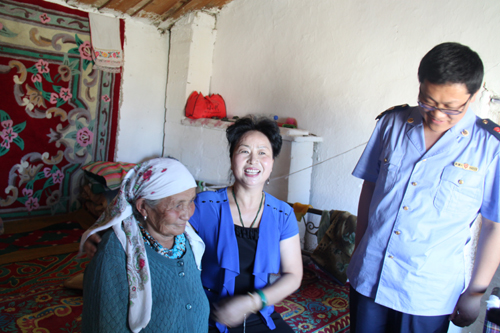 青河县：吴淑芹爱心帮扶66岁哈萨克族加米拉妈妈