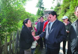 白玛赤林在亚东县视察灾情:尽快解决灾区突出问题 积极生产自救 重建美好家园