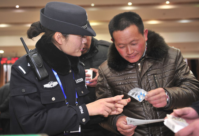 亲切、温和、热情-春运拉萨火车站见闻