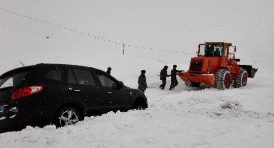 因暴雪断通的新藏公路恢复畅通